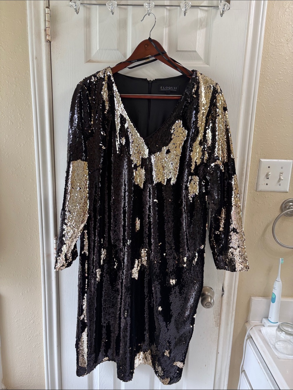 Eloquii Black and Gold Sequin V-Neck Party Dress